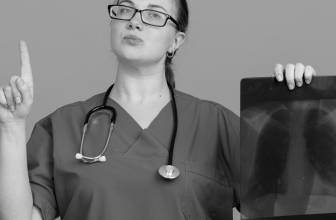 Care este rolul unui buton fonator în restabilirea vocală după o laringectomie?